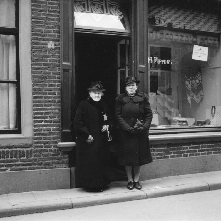 foto Bertha en Betti Poppers voor hun winkel